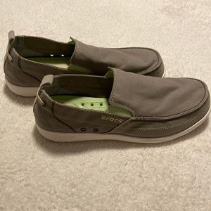 Men’s Crocs Walu Light Grey/White slip on shoes with lime green accents Size 13